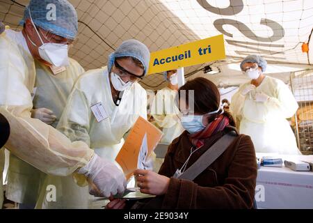 Le ministre de la Santé, de la Jeunesse et des Sports, Roselyne Bachelot, est présent à l'hôpital de Bordeaux lors d'une simulation d'une éclosion d'influenza aviaire à Bordeaux, en France, le 10 novembre 2007. Photo de Patrick Bernard/ABACAPRESS.COM Banque D'Images