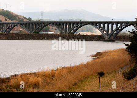 Isaac Lee Patterson Memorial Bridge ou Rogue River Bridge au-dessus de la rivière Rogue sur la route 101 près de Brookings, Oregon, États-Unis. Couleur d'automne. Banque D'Images