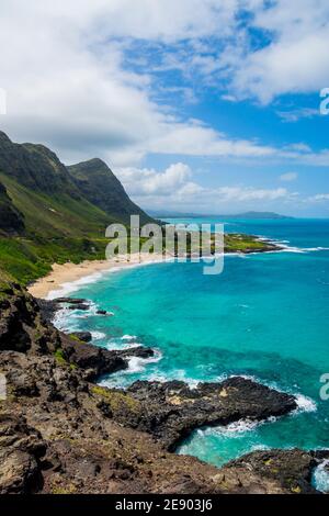 Littoral rocheux et plage de poche à Makapuʻu point, extrémité ouest d'Oahu, Hawaï Banque D'Images