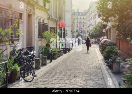 Une femme marche le long d'une allée Banque D'Images