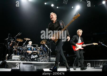 (G-D) Stewart Copeland, Sting et Andy Summers de la police se sont produits au TD Banknorth Garden à Boston, ma, États-Unis, le 11 novembre 2007. Photo de Peter Cooke/Cal Sport Media/ABACAPRESS.COM Banque D'Images