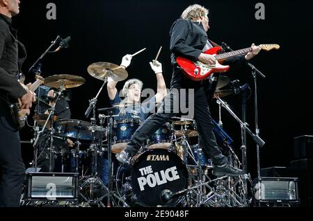 (G-D) Sting, Stewart Copeland et Andy Summers de la police se sont produits au TD Banknorth Garden à Boston, ma, États-Unis, le 11 novembre 2007. Photo de Peter Cooke/Cal Sport Media/ABACAPRESS.COM Banque D'Images