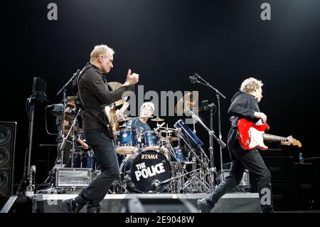 (G-D) Sting, Stewart Copeland et Andy Summers de la police se sont produits au TD Banknorth Garden à Boston, ma, États-Unis, le 11 novembre 2007. Photo de Peter Cooke/Cal Sport Media/ABACAPRESS.COM Banque D'Images