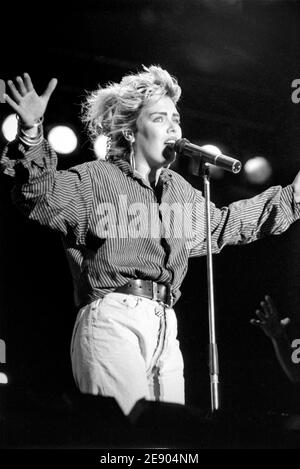 ROTTERDAM, PAYS-BAS - JUL 07, 1986 : Kim Wilde pendant un concert à Rotterdam. Banque D'Images