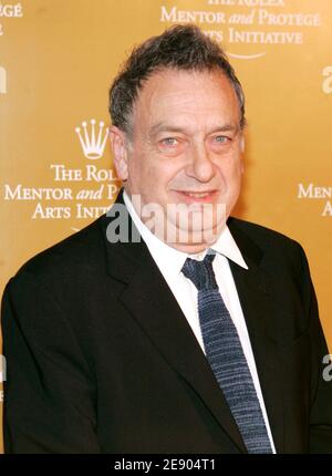 Le directeur Stephen Frears arrive au dîner Rolex Mentor-Protege Arts Initiative 2006-2007, qui s'est tenu au New York State Theatre au Lincoln Center de New York City, NY USA, le 12 novembre 2007. Photo de Donna Ward/ABACAPRESS.COM Banque D'Images