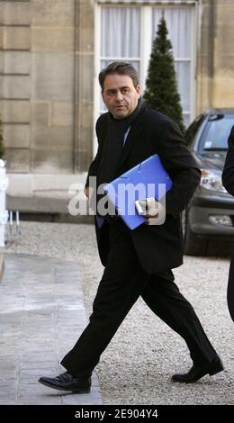 Le ministre du travail Xavier Bertrand arrive au Conseil des ministres qui s'est tenu à l'Elysée, à Paris, en France, le 14 novembre 2007. Photo de Corentin Fohlen/ABACAPRESS.COM Banque D'Images