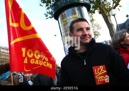 Olivier Besancenot, dirigeant de la Ligue communiste révolutionnaire (LCR) participe à une manifestation à Paris, en France, le jour d'une grève nationale le 14 novembre 2007. Photo de Mousse/Taamallah/ABACAPRESS.COM Banque D'Images