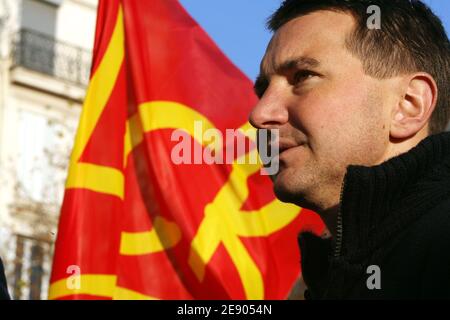 Olivier Besancenot, dirigeant de la Ligue communiste révolutionnaire (LCR) participe à une manifestation à Paris, en France, le jour d'une grève nationale le 14 novembre 2007. Photo de Mousse/Taamallah/ABACAPRESS.COM Banque D'Images