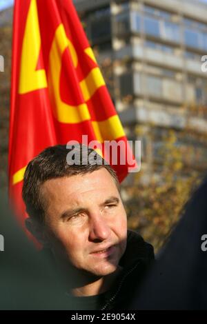 Olivier Besancenot, dirigeant de la Ligue communiste révolutionnaire (LCR) participe à une manifestation à Paris, en France, le jour d'une grève nationale le 14 novembre 2007. Photo de Mousse/Taamallah/ABACAPRESS.COM Banque D'Images