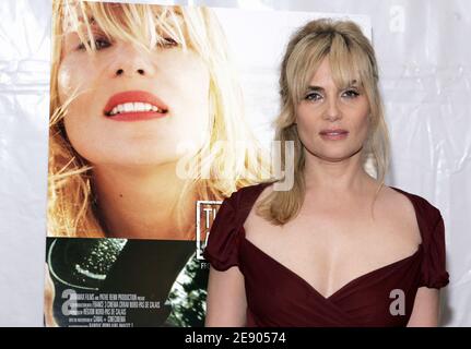 L'actrice Emmanuelle Seigner pose à la première 'The Diving Bell and the Butterfly', qui s'est tenue au théâtre Ziegfeld à New York, NY, USA, le 14 novembre 2007. Photo de Donna Ward/ABACAPRESS.COM Banque D'Images