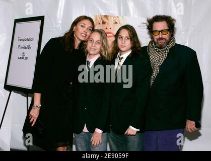 Olatz Lopez Garmendia, Olmo Schnabel, Cy Schnabel et Julian Schnabel posent à la première "The Diving Bell and the Butterfly", tenue au théâtre Ziegfeld à New York, NY, USA le 14 novembre 2007. Photo de Donna Ward/ABACAPRESS.COM Banque D'Images