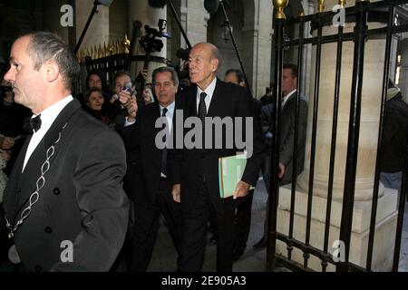 Valéry Giscard d'Estaing et Jean-Louis Debre au Conseil constitutionnel, à Paris, France, le 15 novembre 2007. L'ancien Président Valéry Giscard d'Estaing andÀJacques Chirac, membres à vie du Conseil constitutionnel, sont réunis pour la première fois pour assister à la session de travail du Conseil constitutionnel, présidée par Jean-Louis Debre. Photo de Mousse/ABACAPRESS.COM Banque D'Images