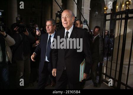 Valéry Giscard d'Estaing et Jean-Louis Debre arrivent au Conseil constitutionnel, à Paris, en France, le 15 novembre 2007. L'ancien Président Valéry Giscard d'Estaing andÀJacques Chirac, membres à vie du Conseil constitutionnel, sont réunis pour la première fois pour assister à la session de travail du Conseil constitutionnel, présidée par Jean-Louis Debre. Photo de Mousse/ABACAPRESS.COM Banque D'Images