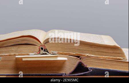 deux vieux livres ouverts avec des signets se trouvent sur un bois tableau Banque D'Images