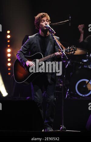 La chanteuse Renan Luce se produit en direct sur scène lors de la cérémonie et du concert du Prix Constantin 2007, qui s'est tenu dans la mythique salle de concert Olympia de Paris, en France, le 15 novembre 2007. Photo de Nicolas Khayat/ABACAPRESS.COM Banque D'Images