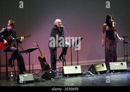 La chanteuse française Helena Noguera joue en direct avec le musicien Serge Rezvani lors du 8ème Festival International du film musique et cinéma à Auxerre, France, le 17,2007 novembre. Photo de Giancarlo Gorassini/ABACAPRESS.COM Banque D'Images