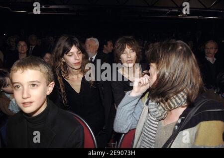 La photographe Kate Barry, fille de l'actrice et chanteuse Jane Birkin, est décédée aujourd'hui, le 11 décembre 2013, vers 18:30, après être tombée du quatrième étage de son appartement à Paris. Kate Barry était la fille de Jane Birkin et du compositeur britannique John Barry, plus connu pour avoir écrit la bande sonore de nombreux James Bond, qui est décédé en 2011. Elle était la demi-sœur des actrices Charlotte Gainsbourg et Lou Doillon. Photo du dossier : Lou Doillon et la mère Jane Birkin discutent avec Kate Barry lors de la cérémonie de clôture du 8e Festival de musique et de cinéma à Auxerre, France, le 17 novembre 2007 Banque D'Images