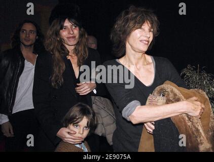 Lou Doillon et sa mère Jane Birkin lors de la cérémonie de clôture du 8e Festival de musique et de cinéma à Auxerre, France, le 17 novembre 2007. Photo de Giancarlo Gorassini/ABACAPRESS.COM Banque D'Images