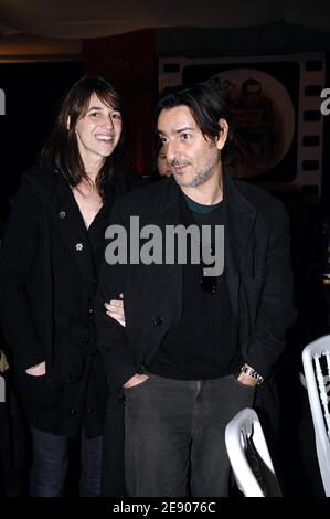 L'actrice française Charlotte Gainsbourg et son mari Yvan Attal assistent à la cérémonie de clôture du 8e Festival de musique et de cinéma à Auxerre, en France, le 17 novembre 2007. Photo de Giancarlo Gorassini/ABACAPRESS.COM Banque D'Images