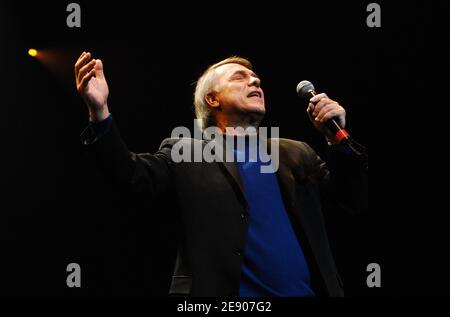 La chanteuse Salvatore Adamo joue en direct sur scène lors du concert de célébrités 'Free Ingrid Betancourt' qui s'est tenu dans la salle de concert du Zénith à Paris, en France, le 18 novembre 2007. Photo de Nicolas Khayat/ABACAPRESS.COM Banque D'Images