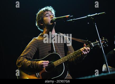 La chanteuse Renan Luce joue en direct sur scène lors du concert de célébrités « Free Ingrid Betancourt » qui s'est tenu dans la salle de concert du Zénith à Paris, en France, le 18 novembre 2007. Photo de Nicolas Khayat/ABACAPRESS.COM Banque D'Images