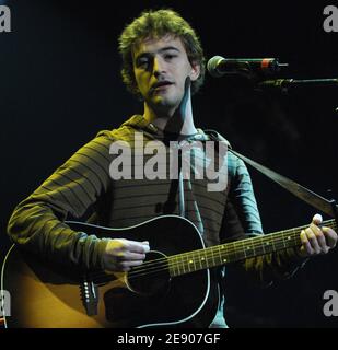 La chanteuse Renan Luce joue en direct sur scène lors du concert de célébrités « Free Ingrid Betancourt » qui s'est tenu dans la salle de concert du Zénith à Paris, en France, le 18 novembre 2007. Photo de Nicolas Khayat/ABACAPRESS.COM Banque D'Images