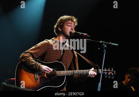 La chanteuse Renan Luce joue en direct sur scène lors du concert de célébrités « Free Ingrid Betancourt » qui s'est tenu dans la salle de concert du Zénith à Paris, en France, le 18 novembre 2007. Photo de Nicolas Khayat/ABACAPRESS.COM Banque D'Images