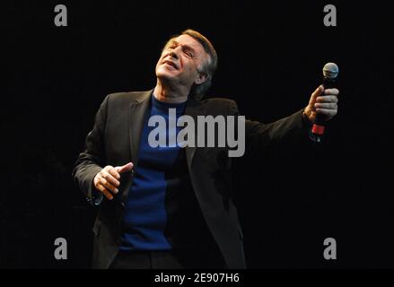 La chanteuse Salvatore Adamo joue en direct sur scène lors du concert de célébrités 'Free Ingrid Betancourt' qui s'est tenu dans la salle de concert du Zénith à Paris, en France, le 18 novembre 2007. Photo de Nicolas Khayat/ABACAPRESS.COM Banque D'Images