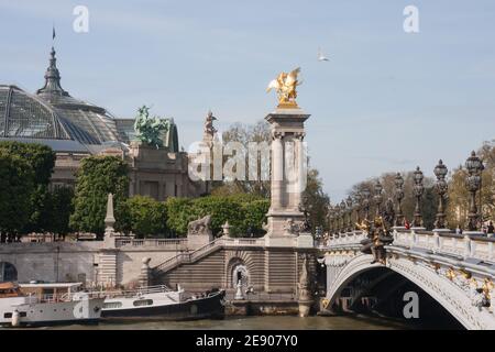 Troisième pont d'Alexandre à Paris, le jour ensoleillé du printemps Banque D'Images