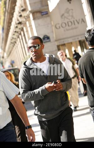 EXCLUSIF. Le chanteur britannique Craig David pose la place Vendôme et l'hôtel Inside Costes à Paris, en France, le 17 septembre 2007, alors qu'il est en France pour promouvoir son prochain album 'Trust Me'. Photo de Greg Soussan/ABACAPRESS.COM Banque D'Images