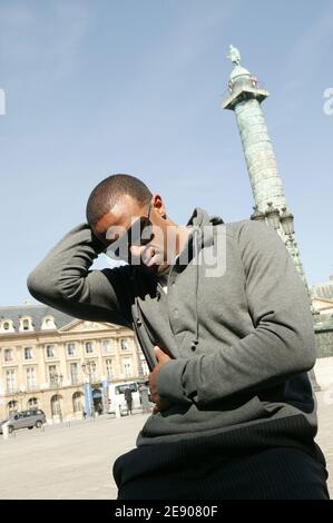 EXCLUSIF. Le chanteur britannique Craig David pose la place Vendôme et l'hôtel Inside Costes à Paris, en France, le 17 septembre 2007, alors qu'il est en France pour promouvoir son prochain album 'Trust Me'. Photo de Greg Soussan/ABACAPRESS.COM Banque D'Images