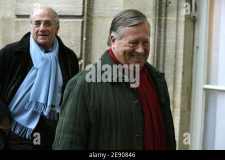 Alain Duhamel (R) et Jean-Pierre Elkabbach arrivent pour une rencontre avec le président français Nicolas Sarkozy à l'Elysée présidentielle de Paris, France, le 19 novembre 2007. Photo de Corentin Fohlen/ABACAPRESS.COM Banque D'Images