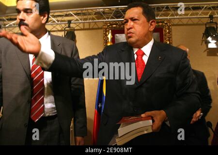 Le président vénézuélien Hugo Chavez prend des gestes lorsqu'il parle lors d'une conférence de presse à Paris, en France, le 20 novembre 2007. Le groupe rebelle colombien FARC a promis de fournir la preuve qu'Ingrid Betancourt et d'autres otages sont encore en vie d'ici la fin de l'année, a déclaré M. Chavez aujourd'hui à Paris. Photo de Mehdi Taamallah/ABACAPRESS.COM Banque D'Images