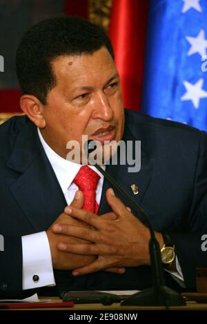 Le président vénézuélien Hugo Chavez prend des gestes lorsqu'il parle lors d'une conférence de presse à Paris, en France, le 20 novembre 2007. Le groupe rebelle colombien FARC a promis de fournir la preuve qu'Ingrid Betancourt et d'autres otages sont encore en vie d'ici la fin de l'année, a déclaré M. Chavez aujourd'hui à Paris. Photo de Mehdi Taamallah/ABACAPRESS.COM Banque D'Images