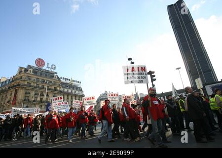 Les bureaux de tabac manifestent à Paris, en France, le 21 novembre 2007 pour protester contre l'interdiction de fumer dans les cafés, les restaurants et les clubs qui doit entrer en vigueur en 2008. Selon le gouvernement, 66.000 fumeurs meurent chaque année en France et 5.000 autres meurent de fumée secondaire. La bannière indique « une cigarette plus un café, égal à la liberté ». Photo de Mehdi Taamallah/ABACAPRESS.COM Banque D'Images