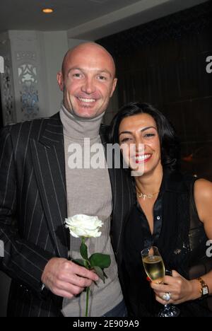 Franck Leboeuf, star du football français, pose avec Fadia Otte lorsqu'il assiste à un dîner organisé à Paris, France, le 21 novembre 2007 par le designer de bijoux, Fadia Otte (C), qui a conçu un collier avec les trois symboles des différentes religions : Croix catholique, l'étoile de David et le croissant de l'Islam, en faveur d'un « monde sûr ». Photo par Ammar Abd Rabbo/ABACAPRESS.COM Banque D'Images