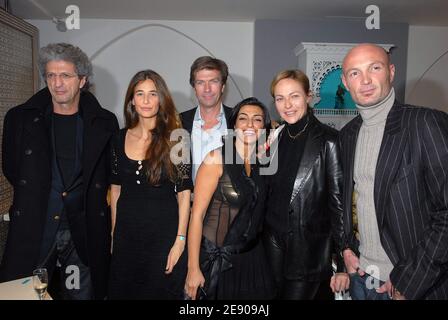 Le réalisateur français Elie Chouraqui, Yara Lapidus, l'acteur Philippe Caroit, Fadia Otte, l'actrice Alexandra Vandernoot et l'ancienne star du football Franck Leboeuf assistent à un dîner organisé à Paris le 21 novembre 2007 par le designer de bijoux Fadia Otte, qui a conçu un collier avec les trois symboles de religions diverses : Croix catholique, l'étoile de David et le croissant de l'Islam, en faveur d'un « monde sûr ». Photo par Ammar Abd Rabbo/ABACAPRESS.COM Banque D'Images