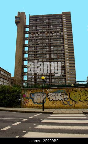 Trellick Tower, l'emblématique bloc de tour brutaliste, Golborne Road, Kensal Town, West London, Angleterre, Royaume-Uni. Architecte: Erno Goldfinger Banque D'Images