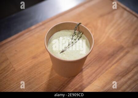 gros plan de la soupe à la crème dans un contenant de papier kraft pour livraison Banque D'Images