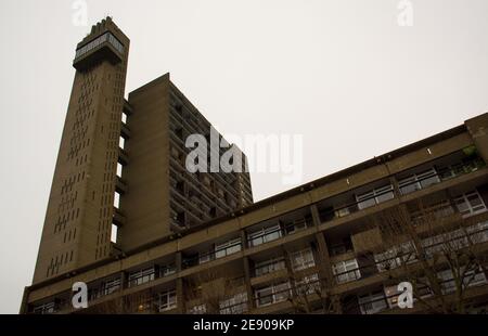 Trellick Tower, l'emblématique bloc de tour brutaliste, Golborne Road, Kensal Town, West London, Angleterre, Royaume-Uni. Architecte: Erno Goldfinger Banque D'Images