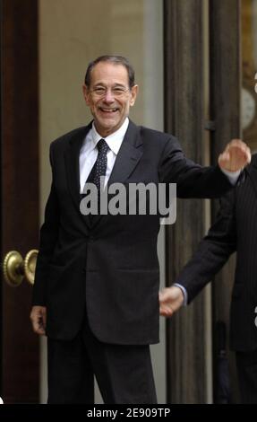 Javier Solana, responsable de la politique étrangère européenne, arrive pour une rencontre avec Sarkozy à l'Elysée à Paris, en France, le 23 novembre 2007. Solana a déclaré hier qu'il se rencontrerait probablement le 30 novembre à Londres avec Saeed Jalili, le principal négociateur iranien pour le nucléaire. Photo de Giancarlo Gorassini/ABACAPRESS.COM Banque D'Images