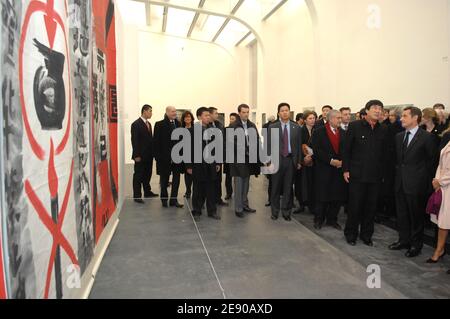 Le président français Nicolas Sarkozy visite le Centre Ullens pour l'art contemporain à Dashanzi à Beijing, en Chine, le 26 novembre 2007. Photo de Witt/Pool/ABACAPRESS.COM Légende locale 552607 Banque D'Images