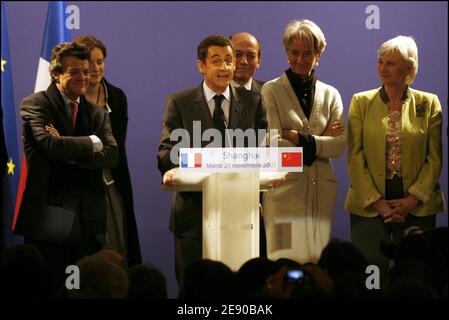 Le président Nicolas Sarkozy (C) prononce un discours lorsqu'il rencontre des membres de la communauté française au centre d'exposition historique de Shanghai, en Chine, le 27 novembre 2007. Sarkozy effectue une visite d’une journée dans la ville à la fin de son premier voyage de quatre jours en Chine. Photo de Patrick Durand/ABACAPRESS.COM Banque D'Images