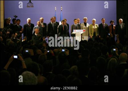 Le président Nicolas Sarkozy (C) prononce un discours lorsqu'il rencontre des membres de la communauté française au centre d'exposition historique de Shanghai, en Chine, le 27 novembre 2007. Sarkozy effectue une visite d’une journée dans la ville à la fin de son premier voyage de quatre jours en Chine. Photo de Patrick Durand/ABACAPRESS.COM Banque D'Images