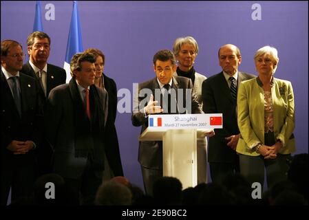 Le président Nicolas Sarkozy (C) prononce un discours lorsqu'il rencontre des membres de la communauté française au centre d'exposition historique de Shanghai, en Chine, le 27 novembre 2007. Sarkozy effectue une visite d’une journée dans la ville à la fin de son premier voyage de quatre jours en Chine. Photo de Patrick Durand/ABACAPRESS.COM Banque D'Images