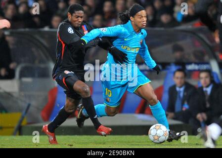 Le Ronaldinho de Barcelone en action lors de la Ligue des champions de l'UEFA, Groupe E, Olympique Lyonnais contre le FC Barcelone à la « Stade de Gerland » à Lyon, France, le 27 novembre 2007. La comparaison s'est terminée par un dessin 2-2. Photo de Gouhier-Taamallah/Cameleon/ABACAPRESS.COM Banque D'Images