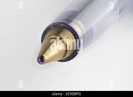 Macro photographie du stylo à bille biro. Très gros plan sur la pointe de la boule. Banque D'Images