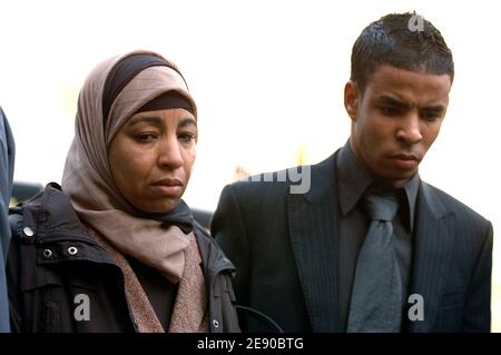 Mme Sehhouli (L), mère de Moushin, 15 ans, l'une des deux taangers qui est décédée hier après une collision entre une moto et une voiture de police à Villiers-le-Bel, banlieue nord de Paris, quittant l'Elysée après une rencontre avec le président nicolas Sarkozy à Paris, en France, le 28 novembre, 2007. Photo de Nicolas Khayat/ABACAPRESS.COM Banque D'Images
