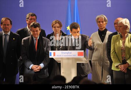 Le président Nicolas Sarkozy (C) prononce un discours lorsqu'il rencontre des membres de la communauté française au centre d'exposition historique de Shanghai, en Chine, le 27 novembre 2007. Sarkozy effectue une visite d’une journée dans la ville à la fin de son premier voyage de quatre jours en Chine. Photo de Christophe Guibbbaud/ABACAPRESS.COM Banque D'Images
