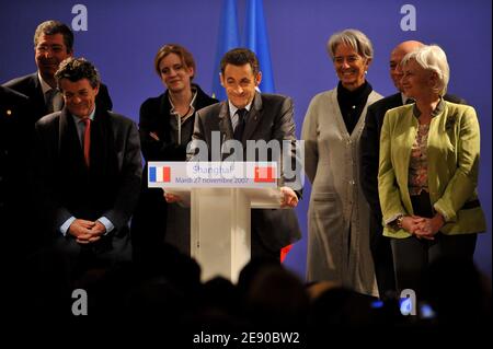 Le président Nicolas Sarkozy (C) prononce un discours lorsqu'il rencontre des membres de la communauté française au centre d'exposition historique de Shanghai, en Chine, le 27 novembre 2007. Sarkozy effectue une visite d’une journée dans la ville à la fin de son premier voyage de quatre jours en Chine. Photo de Christophe Guibbbaud/ABACAPRESS.COM Banque D'Images